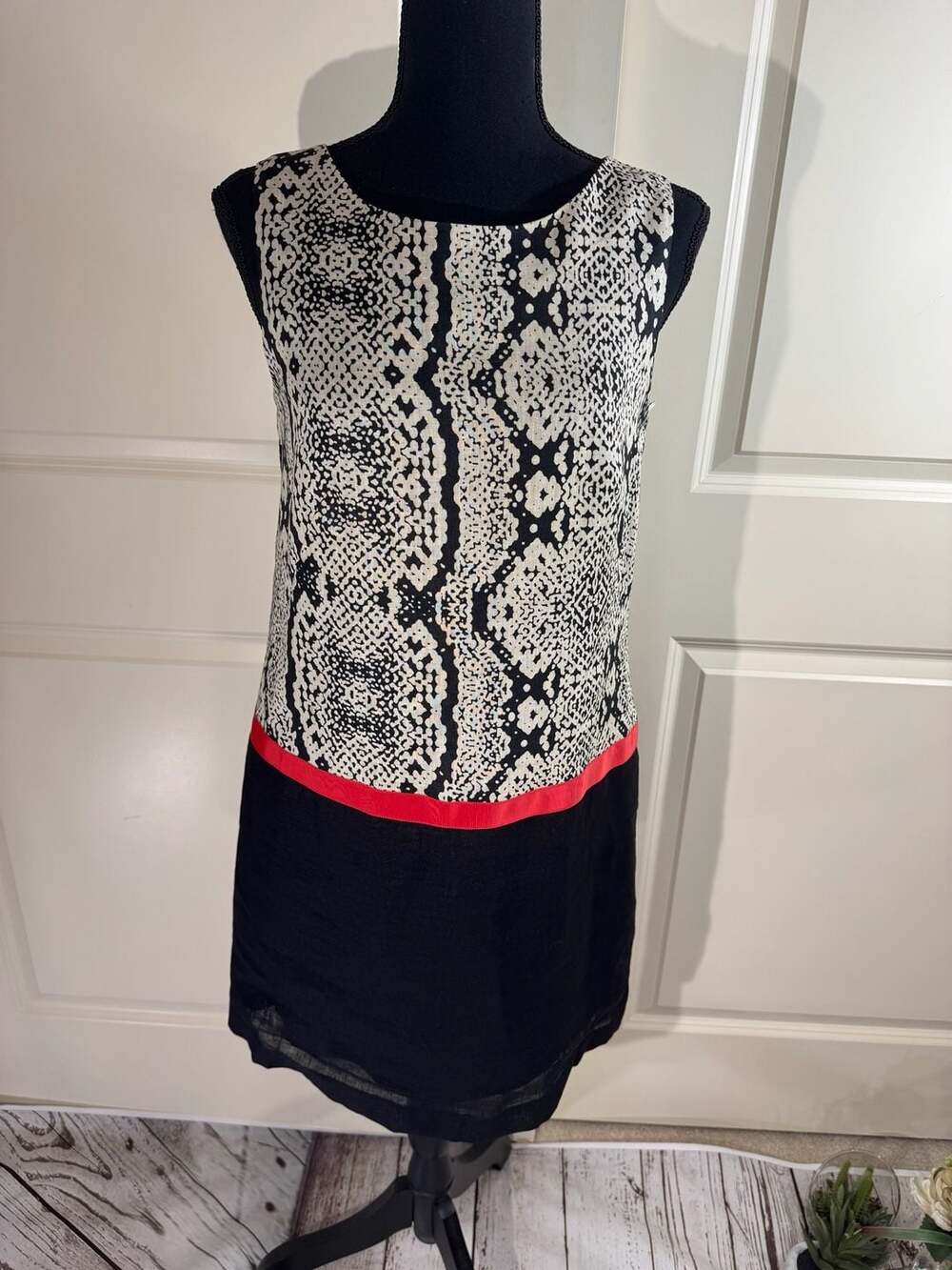 Ann Taylor LOFT Black and Cream Snake Print Linen Shift Dress Size 4